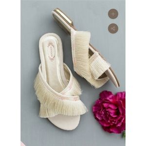 Fringe sandal